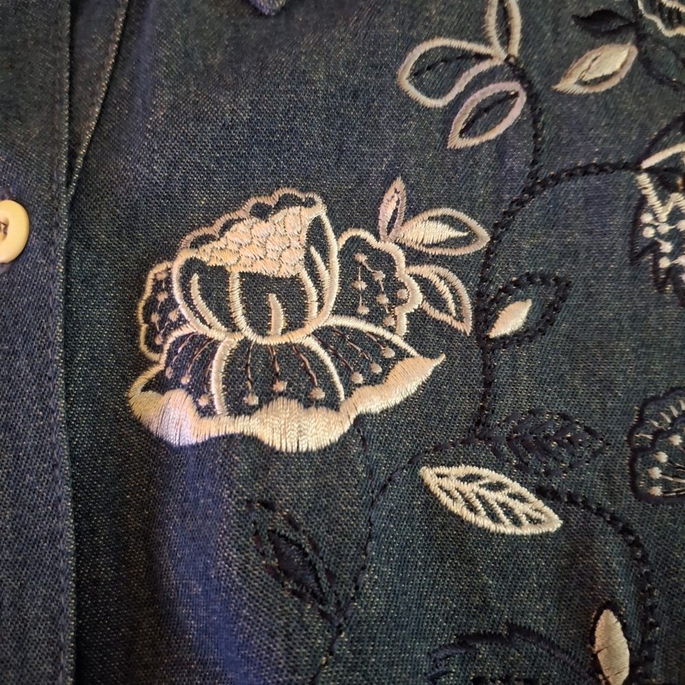 Koret Womem's Denim Blue Floral Embroidered Short Sleeve Shirt - Picture 5 of 7